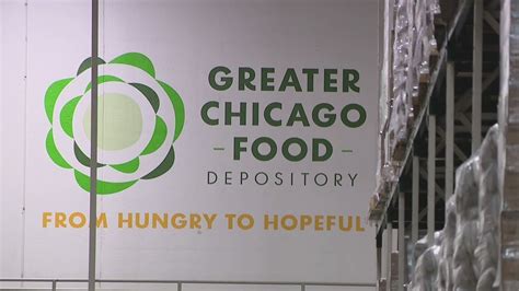 Amid race to finish to migrant intake center, Chicago food bank seeks to help
